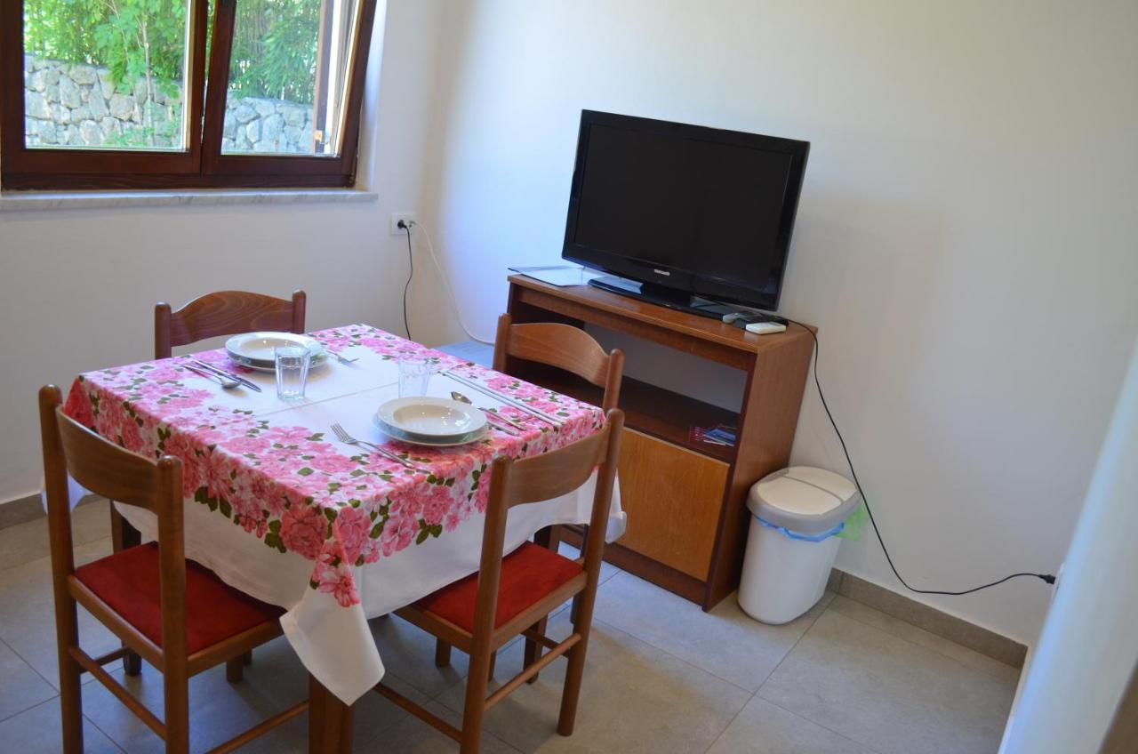 Apartments Mare Malinska Ngoại thất bức ảnh