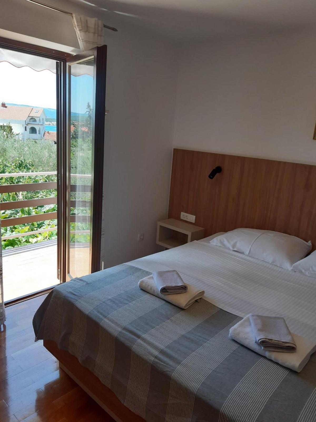 Apartments Mare Malinska Ngoại thất bức ảnh