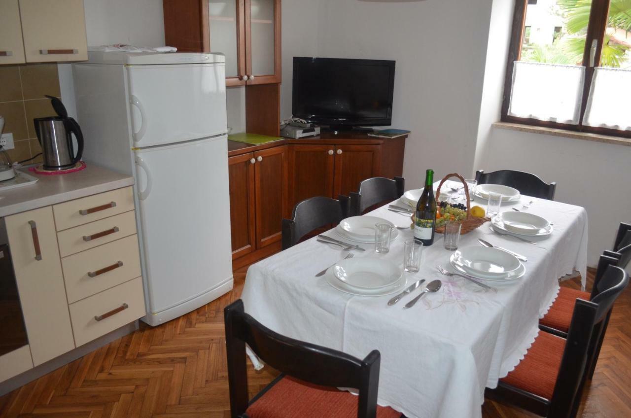 Apartments Mare Malinska Ngoại thất bức ảnh