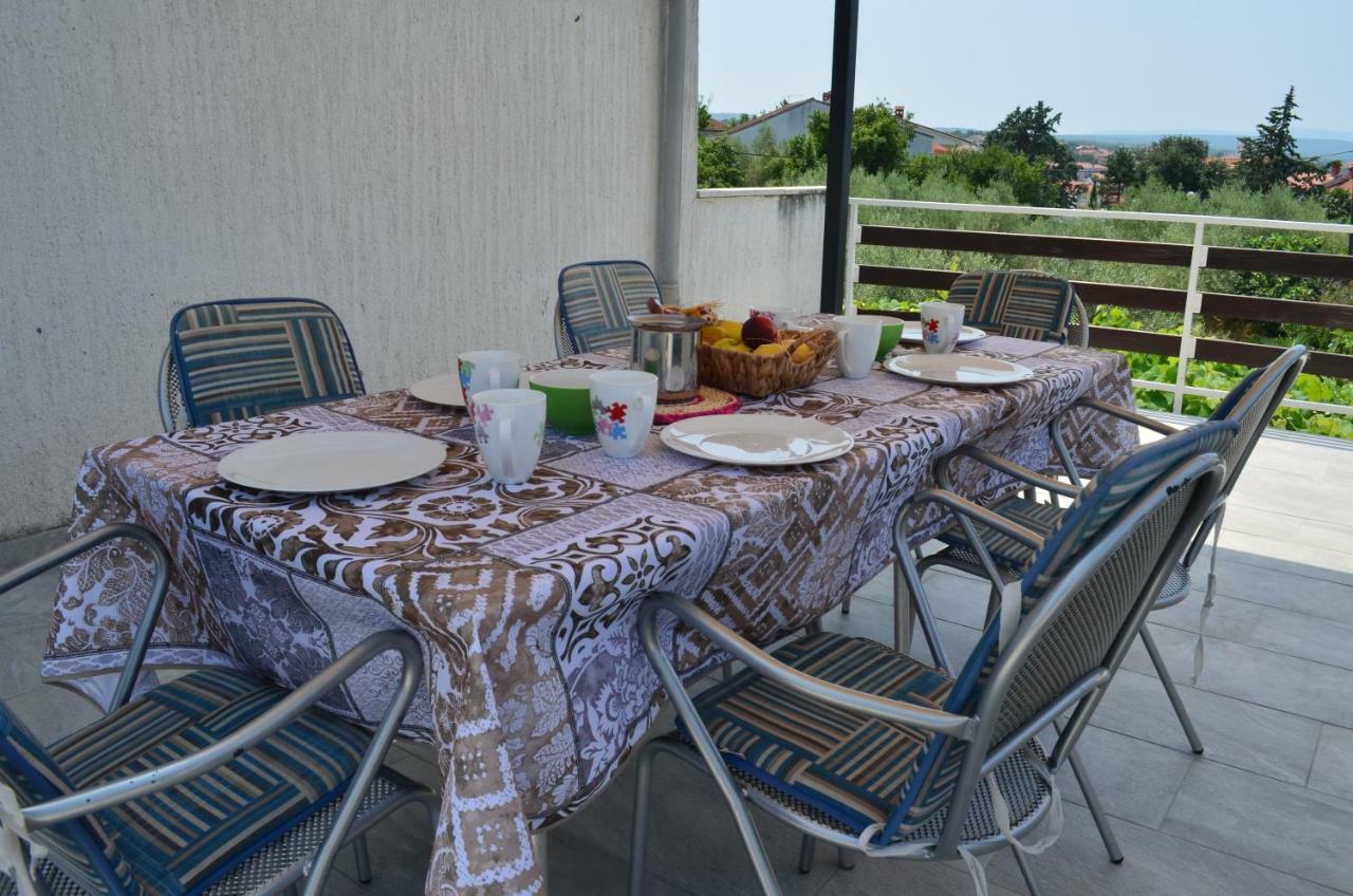 Apartments Mare Malinska Ngoại thất bức ảnh