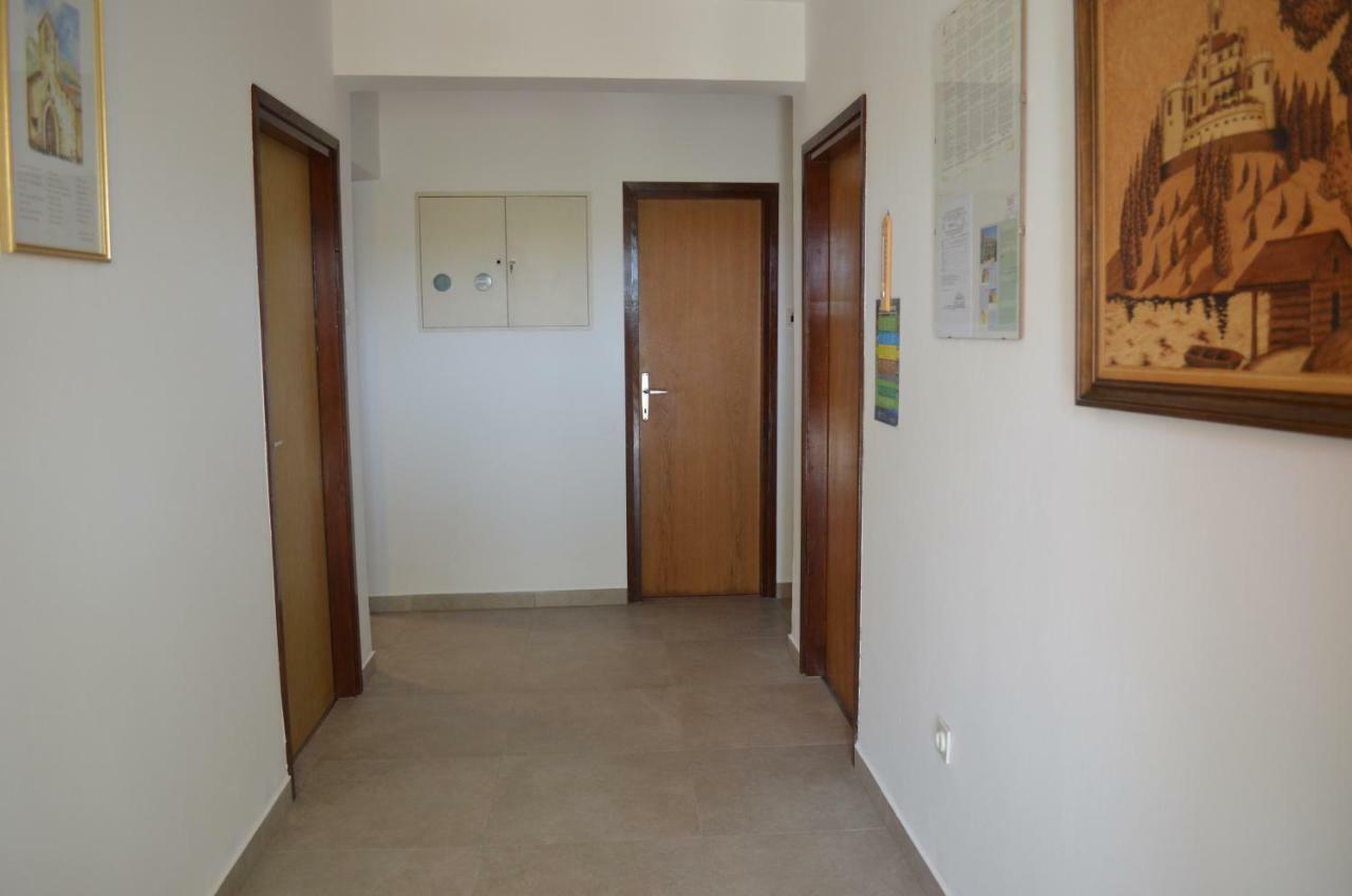 Apartments Mare Malinska Ngoại thất bức ảnh