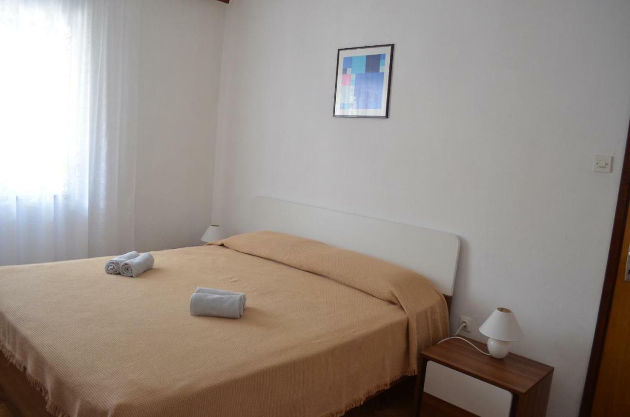 Apartments Mare Malinska Ngoại thất bức ảnh