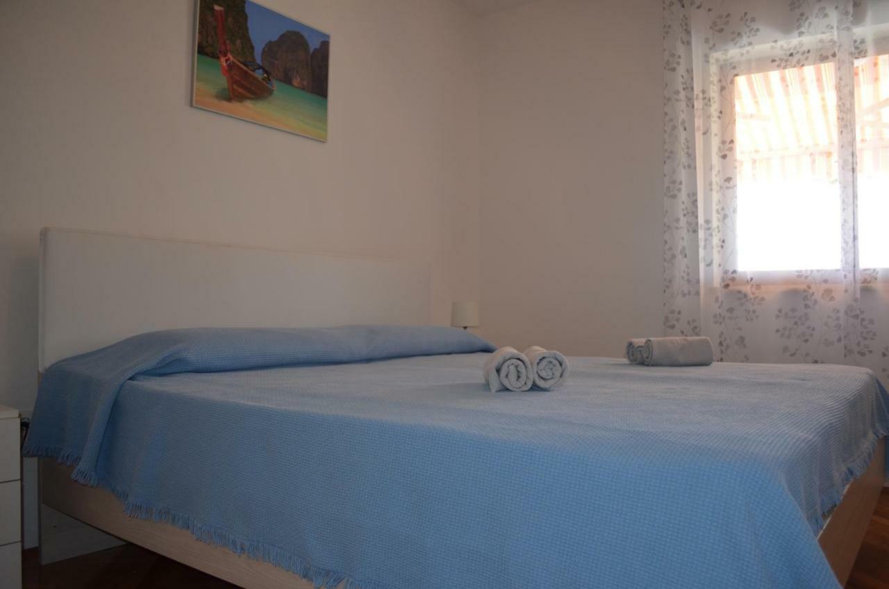 Apartments Mare Malinska Ngoại thất bức ảnh